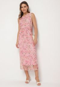 Born2be - Różowa Dopasowana Sukienka w Kwiaty Meluvea. Okazja: na co dzień. Kolor: różowy. Materiał: jeans. Wzór: kwiaty. Typ sukienki: proste. Styl: klasyczny, casual #2