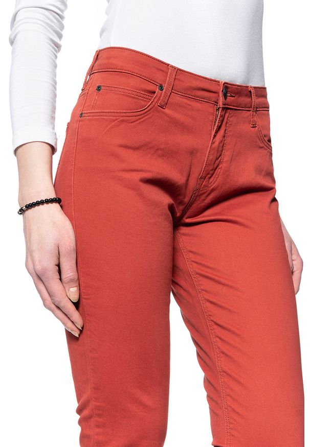 Lee - DAMSKIE SPODNIE MATERIAŁOWE LEE SLIM ELLY L305QX38 112106158. Materiał: materiał