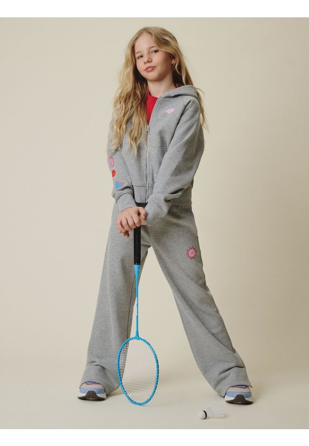 4f - 4F Spodnie dresowe z szerokimi nogawkami dziewczęce - szare 146 (10-11 lat). Okazja: na spacer, na co dzień. Kolor: szary. Materiał: dresówka. Sezon: lato. Styl: casual