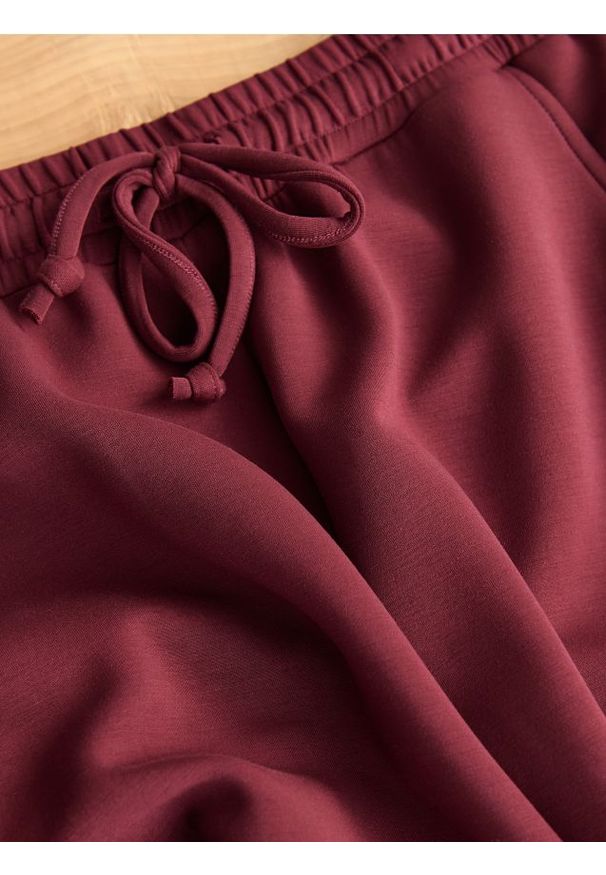 Reserved - Dresowe joggery - bordowy. Kolor: czerwony. Materiał: dresówka