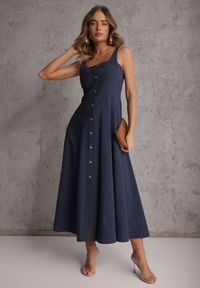 Renee - Granatowa Sukienka Rozkloszowana z Wiskozą i Bawełną Ozdobiona Guzikami Nikippe. Okazja: na spacer. Kolor: niebieski. Materiał: wiskoza, bawełna. Długość rękawa: na ramiączkach. Wzór: aplikacja. Sezon: lato #8