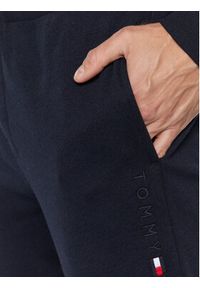 TOMMY HILFIGER - Tommy Hilfiger Spodnie dresowe UM0UM02667 Granatowy Relaxed Fit. Kolor: niebieski. Materiał: bawełna, dresówka, syntetyk