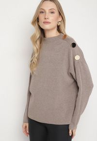 Born2be - Beżowy Sweter Ozdobiony Metalicznymi Guzikami Amentia. Typ kołnierza: golf. Kolor: beżowy. Materiał: jeans. Wzór: aplikacja. Styl: klasyczny
