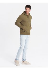 Ombre Clothing - Bluza męska dresowa kangurka z kapturem BASIC – oliwkowa V2. Okazja: na co dzień. Typ kołnierza: kaptur. Kolor: oliwkowy. Materiał: dresówka. Wzór: jednolity. Styl: sportowy, casual #4