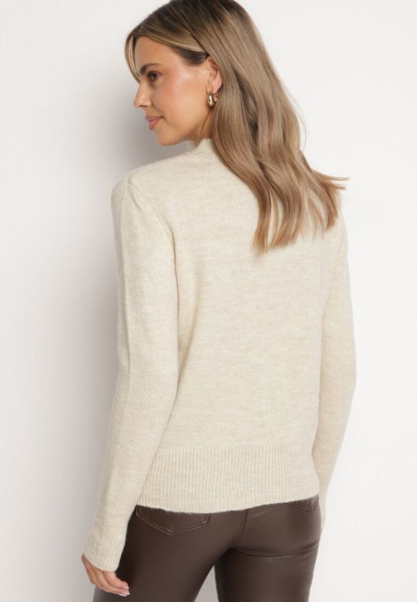 Born2be - Beżowy Sweter o Klasycznym Kroju Vitilia. Okazja: na co dzień, na spotkanie biznesowe, do pracy. Kolor: beżowy. Materiał: jeans. Długość rękawa: długi rękaw. Długość: długie. Wzór: aplikacja. Styl: klasyczny