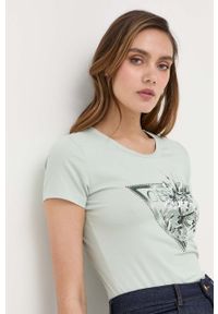 Guess t-shirt damski kolor zielony. Kolor: zielony. Materiał: bawełna. Długość rękawa: krótki rękaw. Długość: krótkie. Styl: klasyczny #1