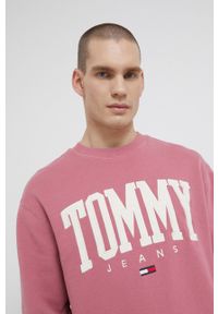 Tommy Jeans Bluza męska kolor różowy z aplikacją. Kolor: różowy. Materiał: bawełna. Wzór: aplikacja