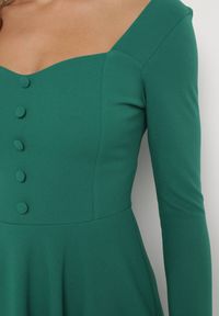 Born2be - Zielona Rozkloszowana Sukienka Midi z Ozdobnymi Guzikami Aramita. Kolor: zielony. Długość rękawa: długi rękaw. Wzór: aplikacja. Długość: midi #4