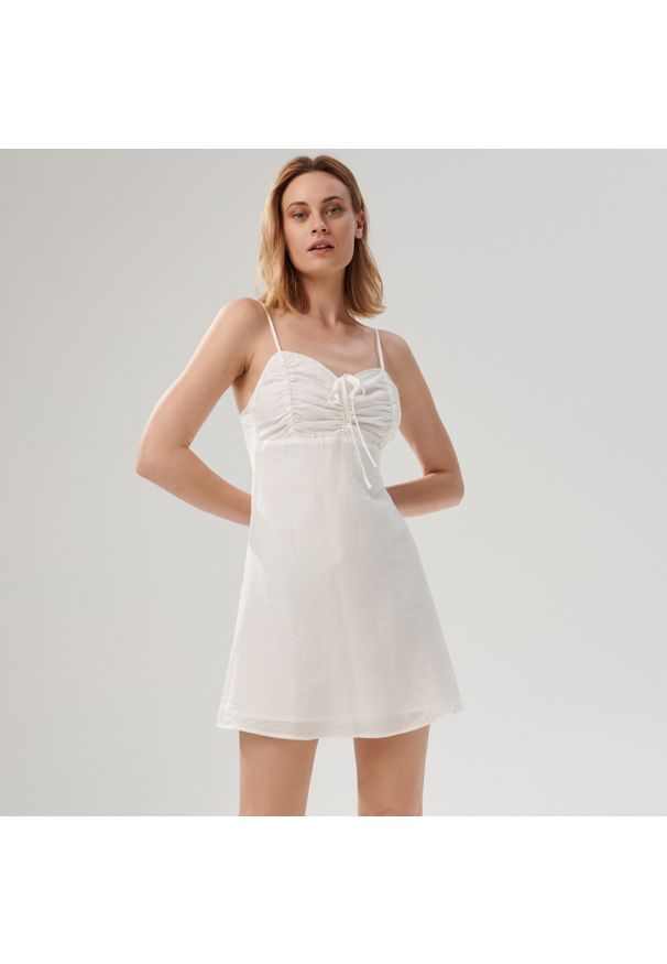 Sinsay - Sukienka mini na ramiączkach - Kremowy. Kolor: kremowy. Długość rękawa: na ramiączkach. Długość: mini