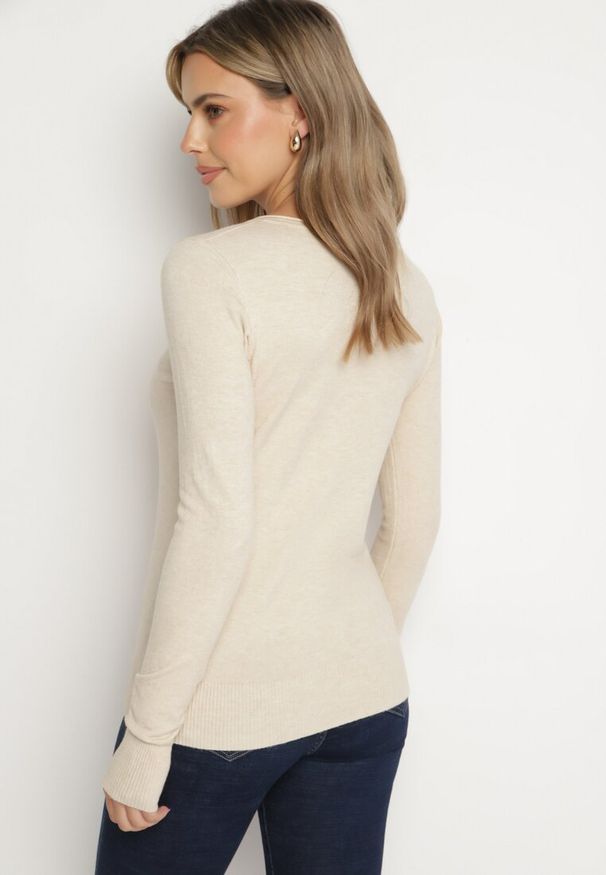 Born2be - Beżowy Sweter Klasyczny z Trójkątnym Dekoltem z Domieszką Kaszmiru Taielle. Okazja: do pracy, na co dzień. Kolor: beżowy. Materiał: kaszmir. Styl: klasyczny