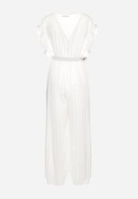 Born2be - Biały Plisowany Kombinezon z Szerokimi Nogawkami i Wiązanym Paskiem Audra. Okazja: na co dzień. Typ kołnierza: dekolt kopertowy, kołnierz z falbankami. Kolor: biały. Sezon: wiosna, lato. Typ sukienki: plisowane. Styl: casual, elegancki #6