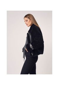 Ochnik - Wełniane futerko damskie oversize. Okazja: na co dzień. Typ kołnierza: kolnierz wykładany, kołnierzyk stójkowy. Kolor: czarny. Materiał: wełna. Długość: krótkie. Styl: casual #3