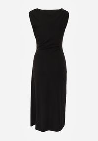 Born2be - Czarna Wizytowa Sukienka Taliowana z Metaliczną Ozdobą Aroos. Okazja: na co dzień. Kolor: czarny. Wzór: aplikacja. Typ sukienki: proste. Styl: wizytowy #5