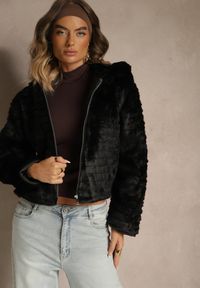 Renee - Czarna Futerkowa Kurtka z Kapturem Zapinana na Suwak Olarresa. Okazja: na co dzień. Typ kołnierza: kaptur. Kolor: czarny. Materiał: jeans, poliester. Długość: krótkie. Styl: casual, elegancki