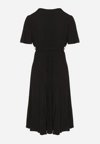 Born2be - Czarna Sukienka Plisowana z Dekoltem w V z Paskiem w Talii Zolseki. Okazja: na co dzień. Kolor: czarny. Styl: casual, klasyczny #4