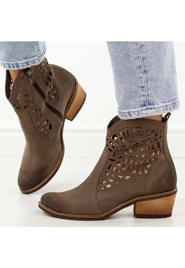 DEONI - Taupe skórzane Polskie botki damskie, kowbojki ażurowe na obcasie Deoni Ko-07B. Okazja: na co dzień. Materiał: skóra. Szerokość cholewki: normalna. Wzór: ażurowy. Sezon: wiosna, jesień, lato. Obcas: na obcasie. Styl: casual, elegancki, boho, klasyczny. Wysokość obcasa: średni