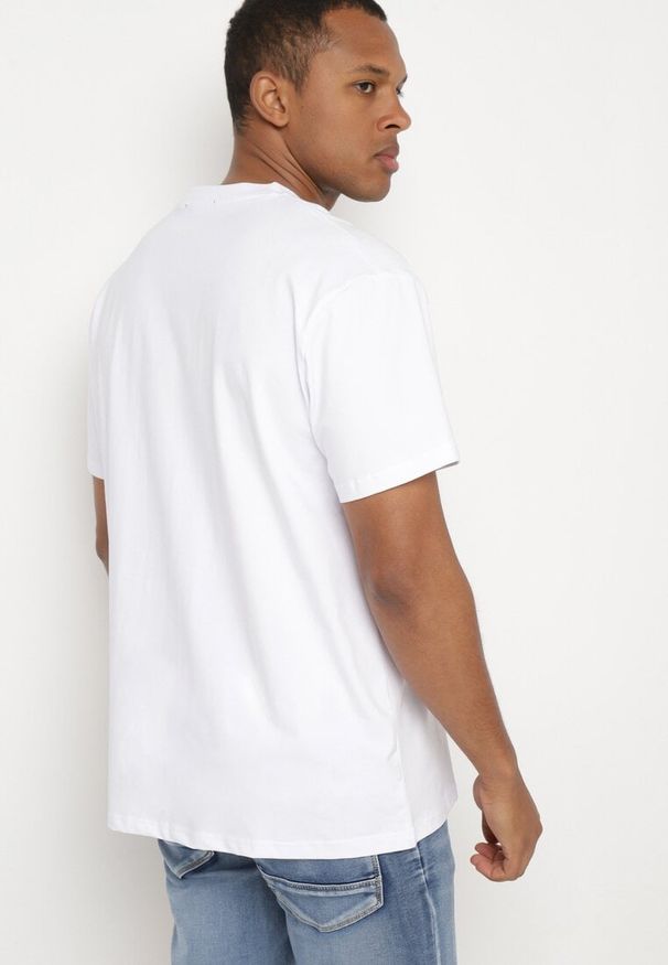 Born2be - Biała Koszulka Bawełniana z Krótkim Rękawem i Nadrukiem Nobalia. Okazja: na co dzień. Kolekcja: plus size. Kolor: biały. Materiał: bawełna. Długość rękawa: krótki rękaw. Długość: krótkie. Wzór: nadruk. Styl: casual, elegancki