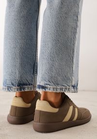 Born2be - Jasnobrązowe Płaskie Sneakersy Ozdobione Paskami Glaria. Okazja: na co dzień. Zapięcie: pasek. Kolor: beżowy. Materiał: jeans. Wzór: aplikacja #4