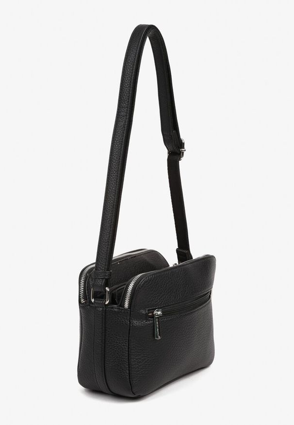 Born2be - Czarna Torebka Typu Listonoszka z Metaliczną Ozdobą Tanalenia. Kolor: czarny. Wzór: aplikacja. Styl: elegancki, casual