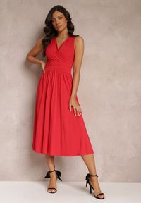 Renee - Czerwona Sukienka z Kopertowym Dekoltem i Plisowanym Dołem Anamarie. Kolor: czerwony. Długość rękawa: bez rękawów. Typ sukienki: kopertowe. Długość: midi #4