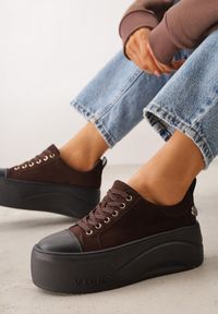 Renee - Ciemnobrązowe Sneakersy VICES na Platformie z Metaliczną Aplikacją i Napisem Beli. Okazja: na co dzień. Kolor: brązowy. Szerokość cholewki: normalna. Wzór: aplikacja, napisy. Obcas: na platformie #2