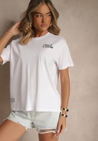 Renee - Biało-Różowy T-shirt z Bawełny Ozdobiony Nadrukiem Adneria. Okazja: na co dzień. Kolor: biały. Materiał: bawełna. Wzór: aplikacja, nadruk. Styl: casual