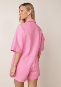 Born2be - Różowy Bawełniany Kombinezon Casual o Kroju Oversize z Krótkimi Nogawkami Astracia. Okazja: na co dzień. Kolor: różowy. Materiał: bawełna. Długość: krótkie. Wzór: gładki. Sezon: lato. Styl: casual #2