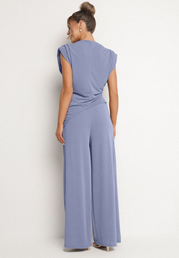 Born2be - Niebieski Komplet Bluzka z Zaznaczonymi Ramionami i Spodnie Szerokie na Gumce Divaires. Kolor: niebieski