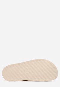 Renee - Beżowe Klapki Ozdobione Paskiem z Metaliczną Klamrą Kellyss. Okazja: na spacer, na co dzień. Kolor: beżowy. Materiał: jeans. Wzór: aplikacja. Sezon: wiosna. Styl: casual #6