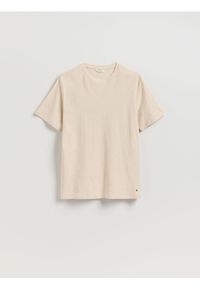 Reserved - Strukturalny t-shirt regular - beżowy. Kolor: beżowy. Materiał: bawełna, dzianina