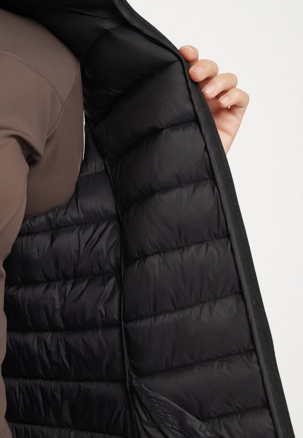 Born2be - Czarna Pikowanana Kamizelka Sifitta. Okazja: na co dzień. Kolor: czarny. Materiał: jeans. Styl: casual, elegancki, klasyczny