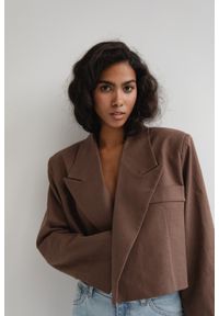 Marsala - Krótka marynarka z lnem w kolorze BROWN - MOOSE. Materiał: len. Długość: krótkie. Wzór: gładki. Styl: elegancki #1