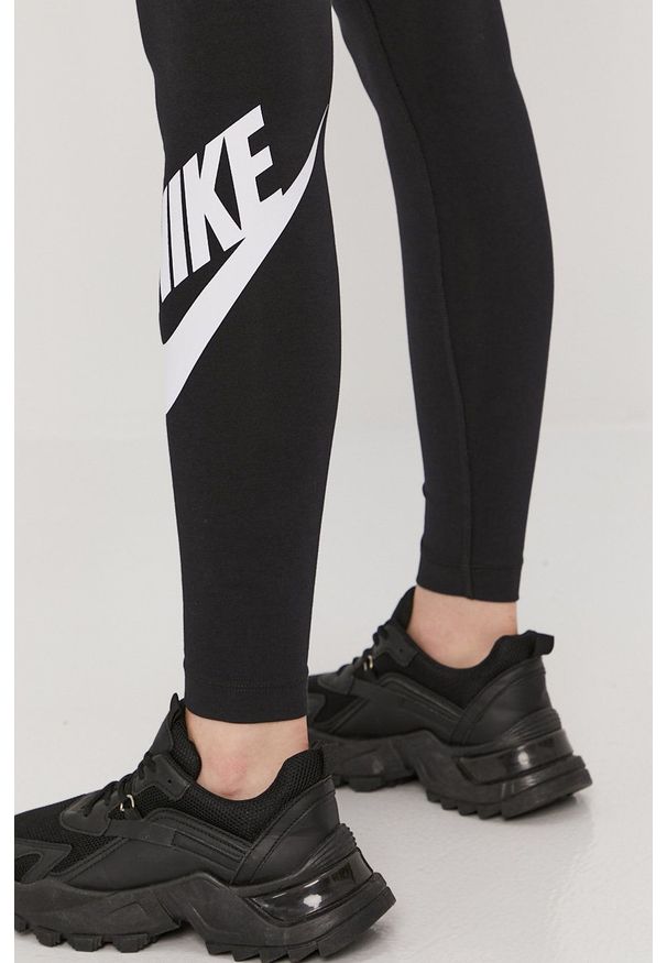 Nike Sportswear - Legginsy. Stan: podwyższony. Kolor: czarny. Wzór: nadruk