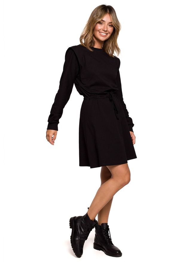 Sukienki.shop - Czarna bawełniana sukienka sportowa rozkloszowana z długim rękawem. Okazja: na co dzień. Kolor: czarny. Materiał: bawełna. Długość rękawa: długi rękaw. Typ sukienki: sportowe. Styl: sportowy