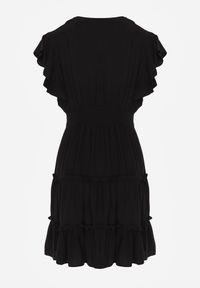 Renee - Czarna Taliowana Sukienka Mini Ozdobiona Falbankami Salleni. Okazja: na co dzień. Typ kołnierza: kołnierz z falbankami. Kolor: czarny. Materiał: wiskoza. Wzór: aplikacja. Styl: casual. Długość: mini #5