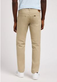 Lee - MESKIE SPODNIE MATERIALOWE LEE DAREN ZIP FLY KANSAS CITY KHAKI 112349219. Kolor: brązowy #2