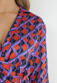 Born2be - Fioletowa Kopertowa Sukienka z Gumką w Pasie Sabeen. Kolor: fioletowy. Materiał: tkanina. Wzór: geometria. Typ sukienki: kopertowe. Styl: klasyczny #6