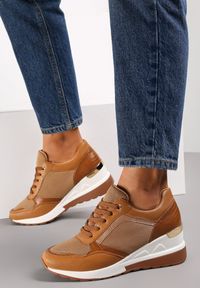 Renee - Brązowe Sneakersy Alemene. Wysokość cholewki: przed kostkę. Nosek buta: okrągły. Kolor: brązowy. Materiał: jeans, materiał, lakier. Szerokość cholewki: normalna. Obcas: na koturnie #3