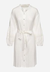 Born2be - Biała Sukienka Koszulowa Zapinana na Guziki z Paskiem w Talii i Ozdobnym Rękawem Rigaudona. Okazja: na spotkanie biznesowe. Kolor: biały. Typ sukienki: koszulowe. Styl: biznesowy, elegancki, klasyczny #6