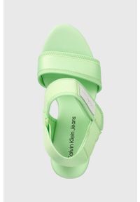 Calvin Klein Jeans sandały WEDGE SANDAL BADGE damskie kolor zielony na koturnie YW0YW01028. Zapięcie: rzepy. Kolor: zielony. Materiał: materiał, guma. Wzór: gładki. Obcas: na koturnie #5