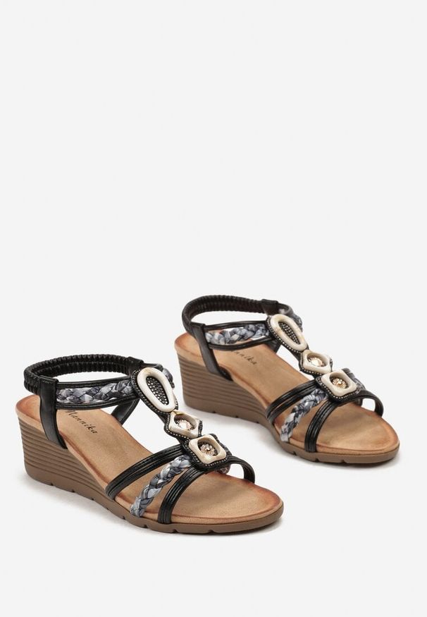 Renee - Czarne Wsuwane Sandały z Cyrkoniami na Koturnie Eredia. Okazja: na co dzień. Zapięcie: bez zapięcia. Kolor: czarny. Materiał: jeans. Wzór: aplikacja. Sezon: lato. Obcas: na koturnie. Styl: boho, casual