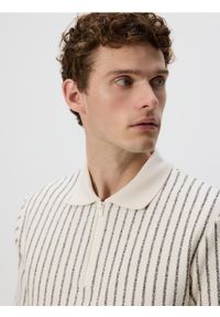 Reserved - Koszulka polo comfort w paski - złamana biel. Typ kołnierza: polo. Materiał: bawełna, dzianina. Wzór: paski