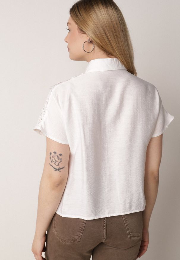 Born2be - Biała Koszula z Wiskozy na Krótki Rękaw z Ażurowymi Wstawkami Kakara. Okazja: na co dzień, do pracy, na spotkanie biznesowe. Kolor: biały. Materiał: wiskoza. Długość rękawa: krótki rękaw. Długość: krótkie. Wzór: ażurowy. Styl: klasyczny, casual, biznesowy, elegancki