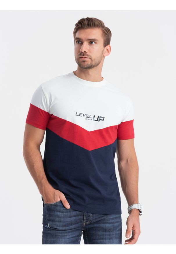 Ombre Clothing - T-shirt męski bawełniany trójkolorowy z logo- granatowo-czerwony V5. Kolor: czerwony. Materiał: bawełna. Długość rękawa: krótki rękaw. Długość: krótkie. Wzór: nadruk, geometria. Styl: klasyczny