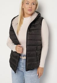 Born2be - Jasnobeżowa Dwustronna Kamizelka z Kapturem Zdobiona Pikowanymi Przeszyciami Tuliona. Okazja: na spacer. Typ kołnierza: kaptur. Kolekcja: plus size. Kolor: beżowy. Materiał: jeans. Wzór: aplikacja. Styl: elegancki