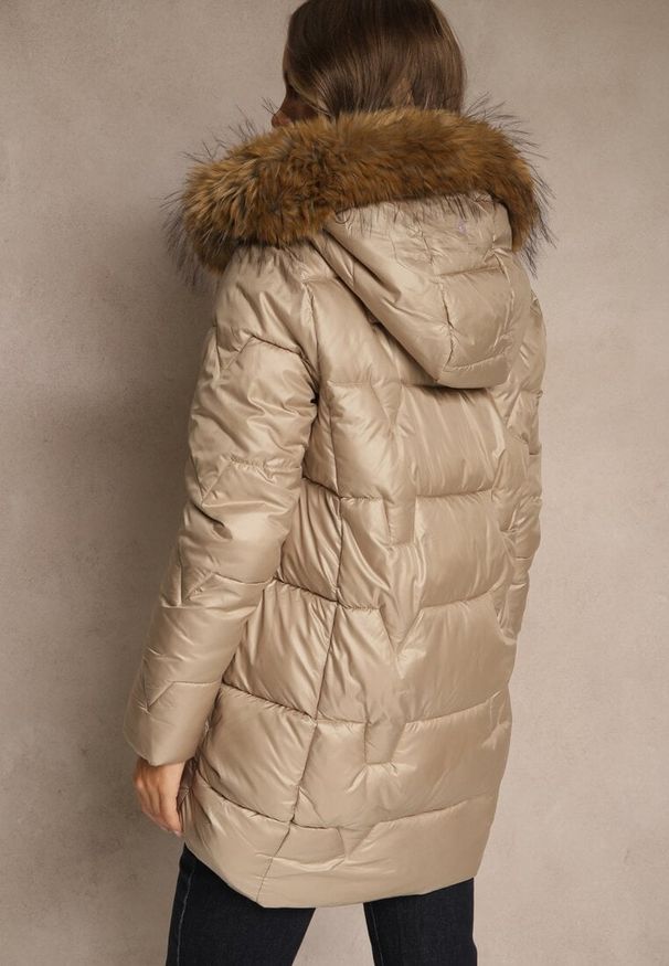 Renee - Ciemnobeżowa Kurtka z Pikowanymi Przeszyciami i Kapturem z Odpinanym Futrem Galenea. Okazja: na co dzień. Kolor: beżowy. Materiał: futro. Styl: casual, elegancki