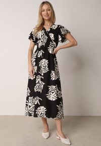 Born2be - Czarna Wiskozowa Sukienka o Rozkloszowanym Kroju z Kopertowym Dekoltem Morgassa. Okazja: na co dzień. Kolor: czarny. Materiał: wiskoza. Wzór: kwiaty. Sezon: lato. Typ sukienki: kopertowe. Styl: casual, klasyczny #4