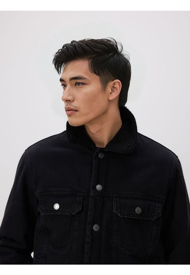 Reserved - Jeansowa kurtka sherpa - czarny. Kolor: czarny. Materiał: jeans