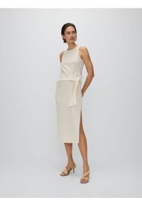 Reserved - Sukienka midi z wiązaniem - kremowy. Kolor: kremowy. Materiał: tkanina. Wzór: gładki. Typ sukienki: proste. Długość: midi #1