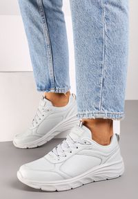 Renee - Jasnoszare Casualowe Buty Sportowe Sneakersy na Płaskiej Tłoczonej Podeszwie Velanitta. Okazja: na co dzień. Zapięcie: pasek. Kolor: szary. Materiał: jeans. Wzór: paski #1